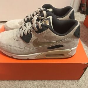 COPY - NIKE AIRMAX EXCLUSIVE SUEDE EDITION SIZE 9.5